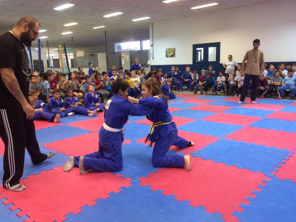 Torneio de Huka Huka contou com lutas mistas e foi assistido pelos alunos do 1º ao 3º ano (Foto: Divulgação)