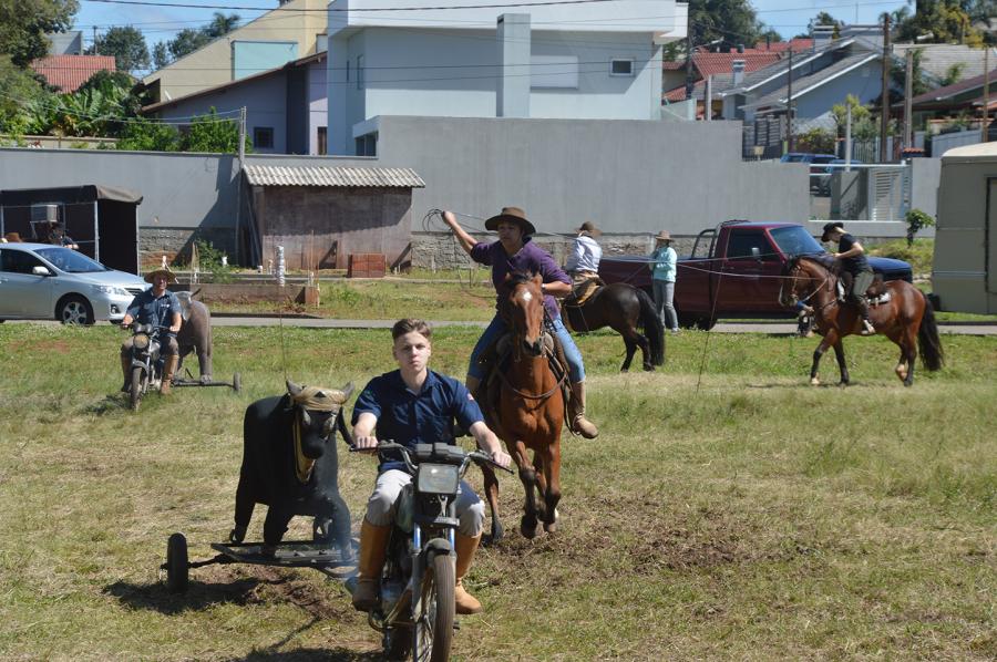 Torneio de Laço de vaca mecânica foi atração no domingo