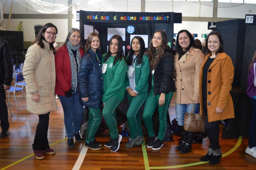 Albano Hansen: vice-diretora Eliane, professora Débora, alunas Aline, Vitória, Carolina e Kauana, diretora Letícia e pedagoga Tanise