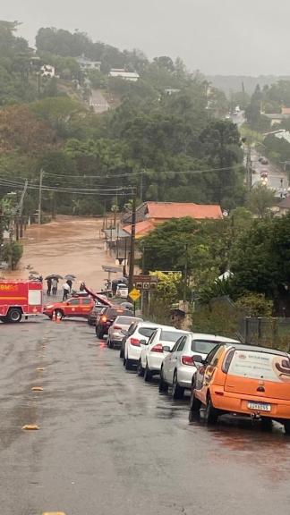 Trânsito interrompido na descida para o Vila Rosa