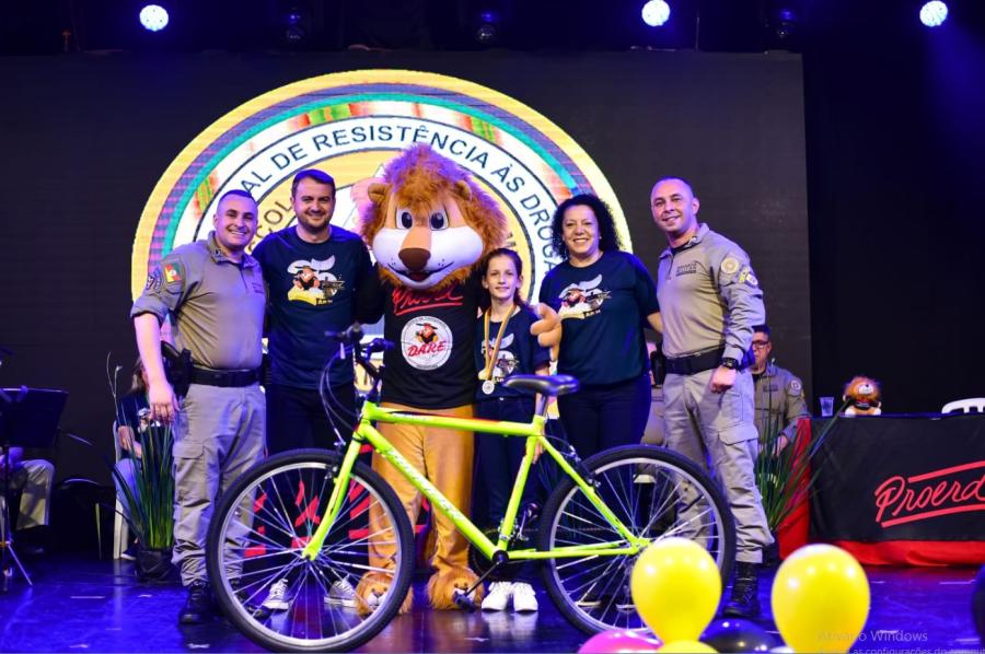 Três bikes foram sorteadas entre alunos que se destacaram nas redações