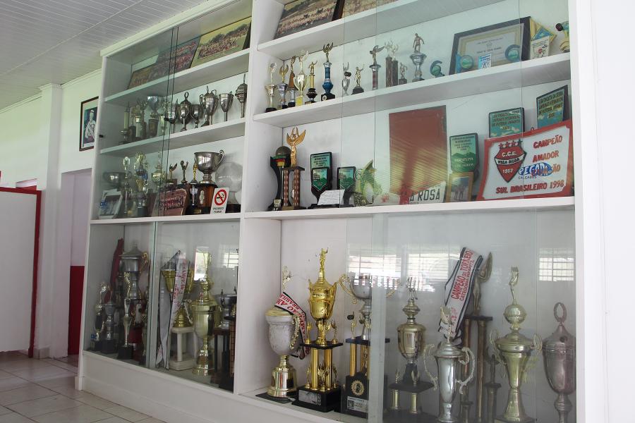 Troféus e faixas conquistados ao longo de quase sete décadas