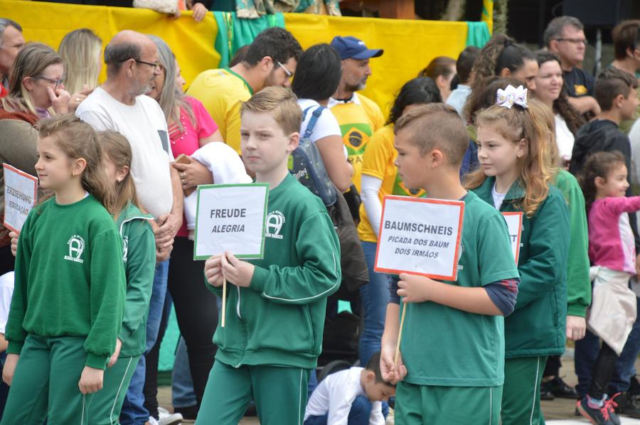 Turma da escola Albano Hansen carregou placas traduzindo palavras do português para o alemão