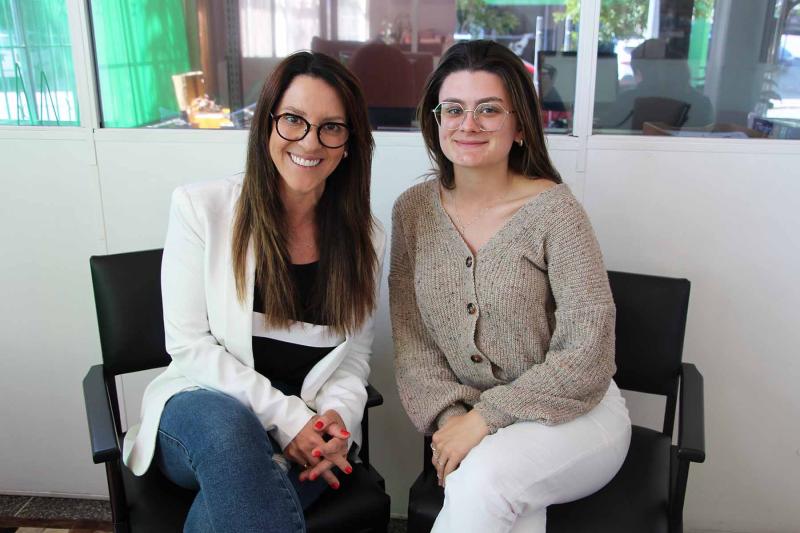 Elisandra Bremm e Isadora Schommer, do Departamento de Cultura