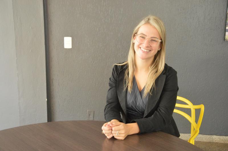 Chefe do Departamento de Cultura, Thaís Backes esteve no JDI convidando a comunidade para prestigiar o evento