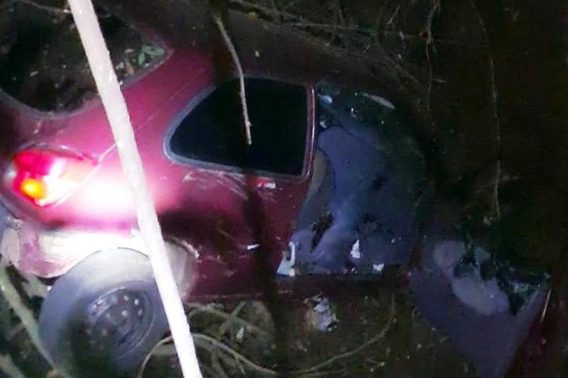 Carro caiu de um barranco de aproximadamente quatro metros de altura na lateral da rodovia