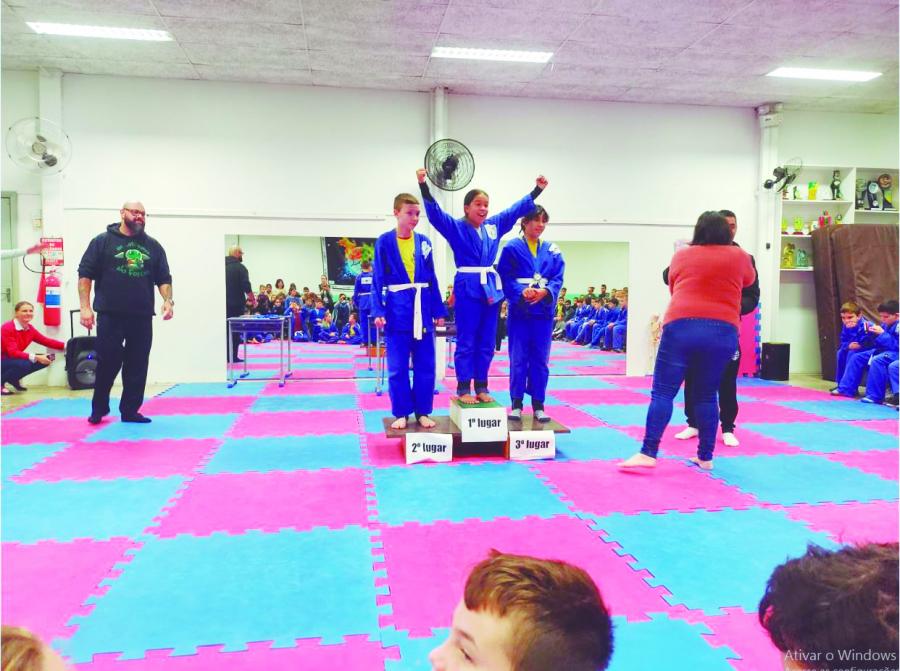 Uma das 12 categorias vencedoras: 2° Vitor Simon, 1° Kaira Uchôa de Araújo, 3° Isabelli da Rosa Linck