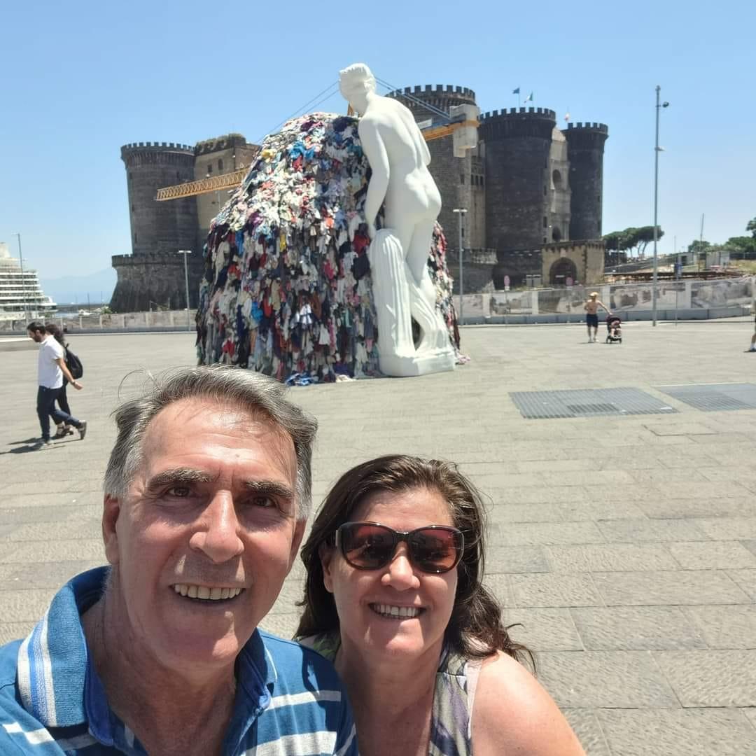 Uma escultura do cultuado artista Michelangelo Pistoletto e, ao fundo, o castelo-forte que outrora protegia Nápoles dos invasores que vinham pelo mar