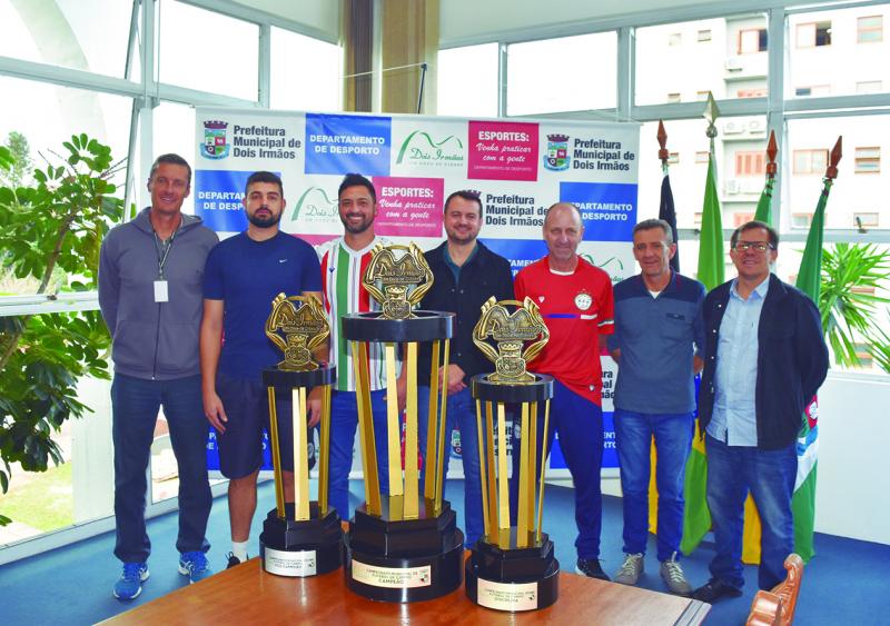 Treinadores e capitães posaram para a foto ao lado dos representantes do poder público