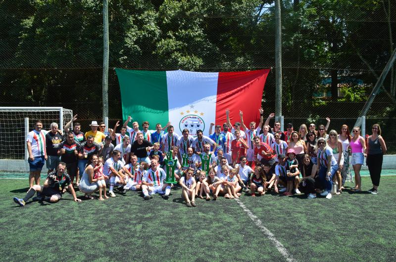 Jogadores e torcida comemoram a conquista no Veterano