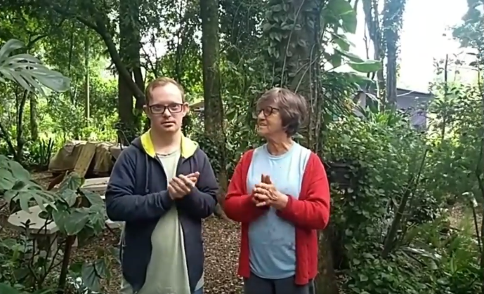 Usuários e familiares cantaram “parabéns” pelos 29 anos da APAE