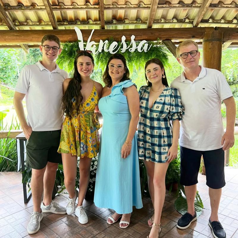 Vanessa Fleck Harff completou 50 anos no dia 16/2 e comemorou a data com festa no espaço Villa da Figueira. Na foto, com o filho Henrique, a nora Nathalie, a filha Laura e o esposo Eduardo