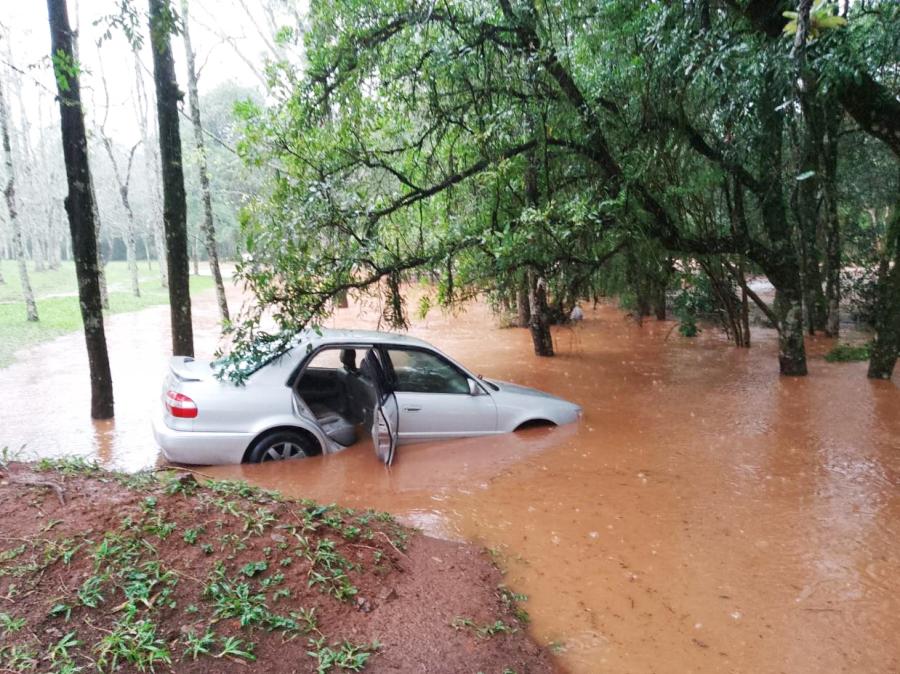 Veículo atingido pela cheia no bairro Navegantes