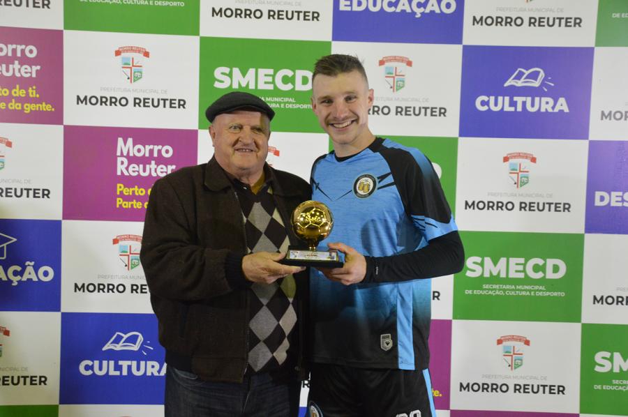 Vereador Caçamba entregou para Vitor Knorst, do UPC, a premiação de Revelação do Campeonato