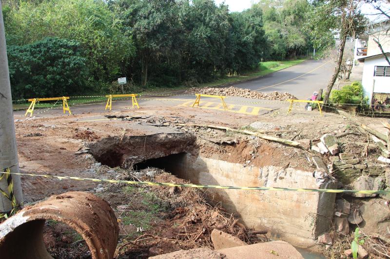 Trânsito está bloqueado no local