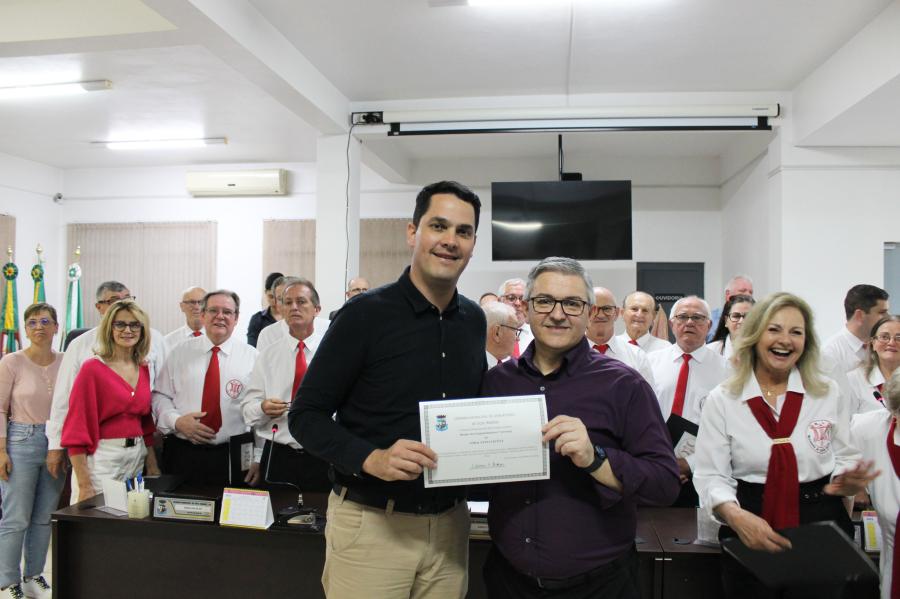 Vereador Ramon entrega moção ao regente Ademir