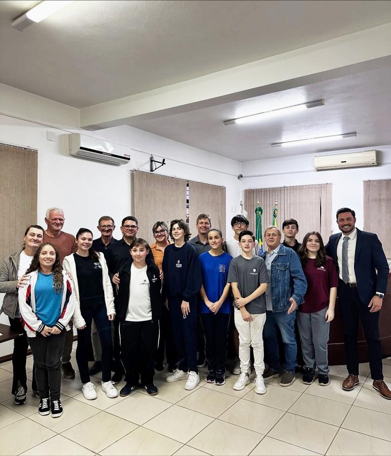 Vereadores mirins com vereadores da atual legislatura