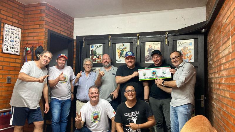 Danny com integrantes do Vespa Clube Dois Irmãos