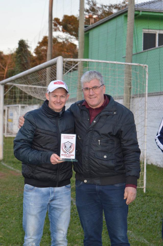 Vilson, do Balança, foi eleito o Melhor Técnico. Ele recebeu a premiação de Sartori