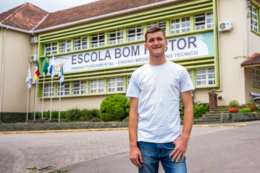 Vinícius Pottratz Schaefer concluiu o curso técnico em Agropecuária com auxílio do Programa da Sicredi Pioneira