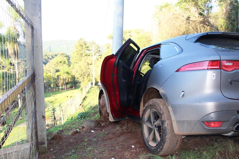 Bandidos levaram veículo da vítima e acabaram abandonando na fuga