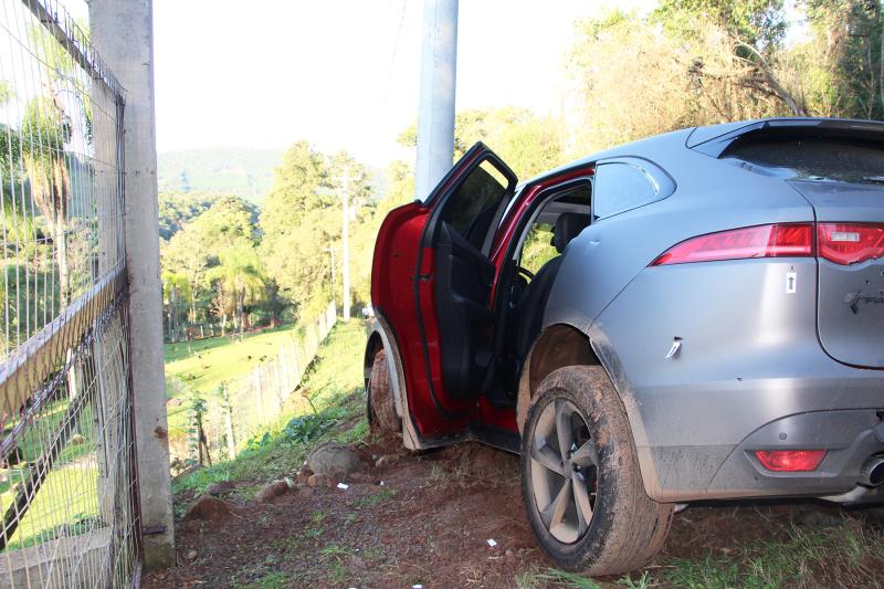 Bandidos levaram veículo da vítima e acabaram abandonando na fuga