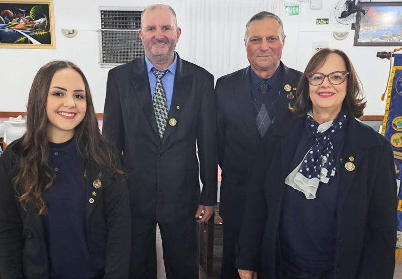 Nova diretoria: Laís de Sousa Teixeira (secretária), Volmir Muller (presidente), Cesar Rocha Urtassum (tesoureiro) e Marineti Linck (vice-presidente)