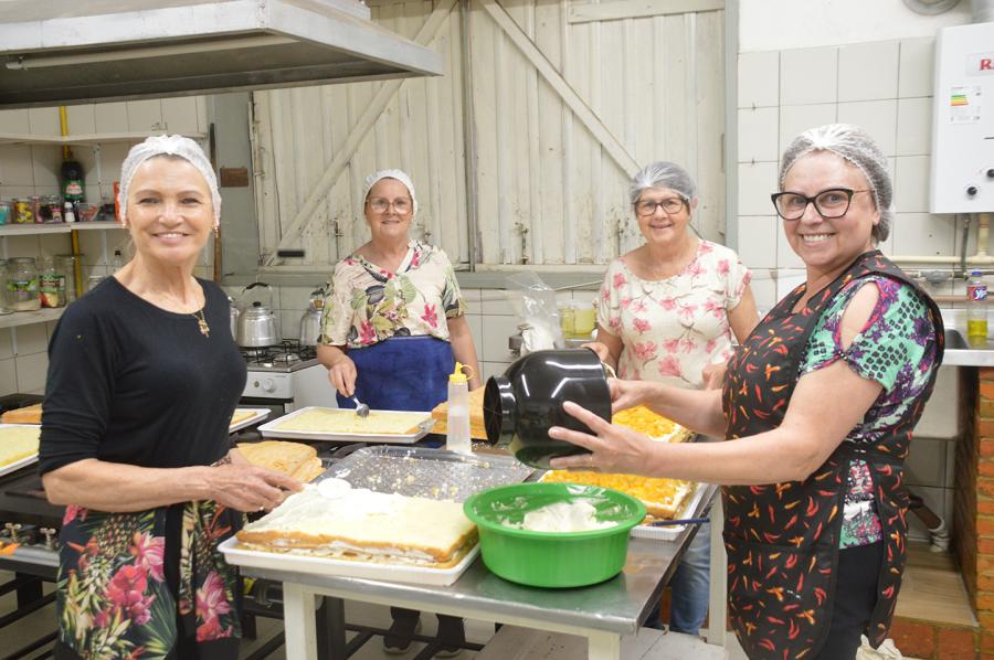 Voluntárias na montagem das tortas bolo