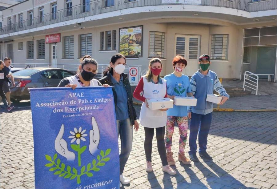 Voluntários ajudaram na ação em prol da APAE