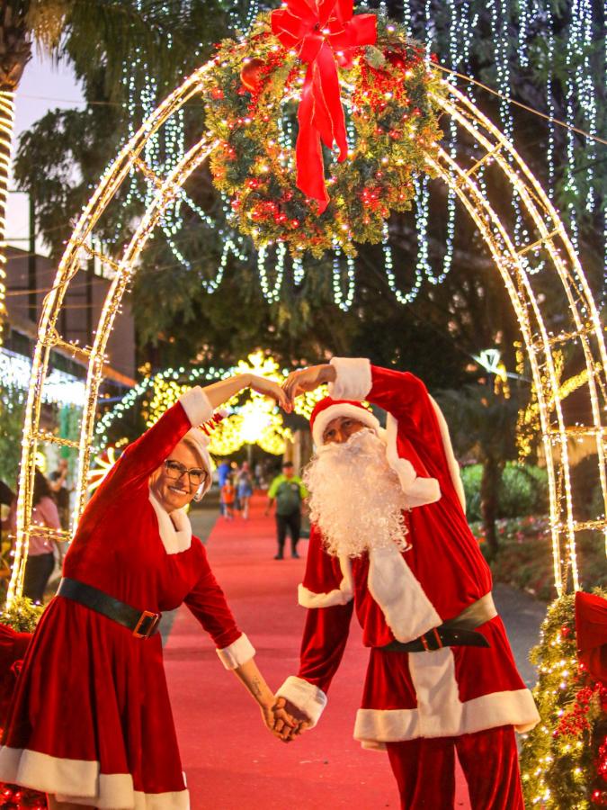 Voluntários Jaqueline Mueller e Ghertz Mueller dão vida ao Casal Noel