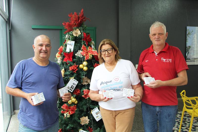 Tradicionalista Amarelo, Neusa, da Associação de Voluntários do Hospital, e Sérgio Kroetz, do Grupo de Doadores de Sangue, estiveram no JDI para divulgar os eventos