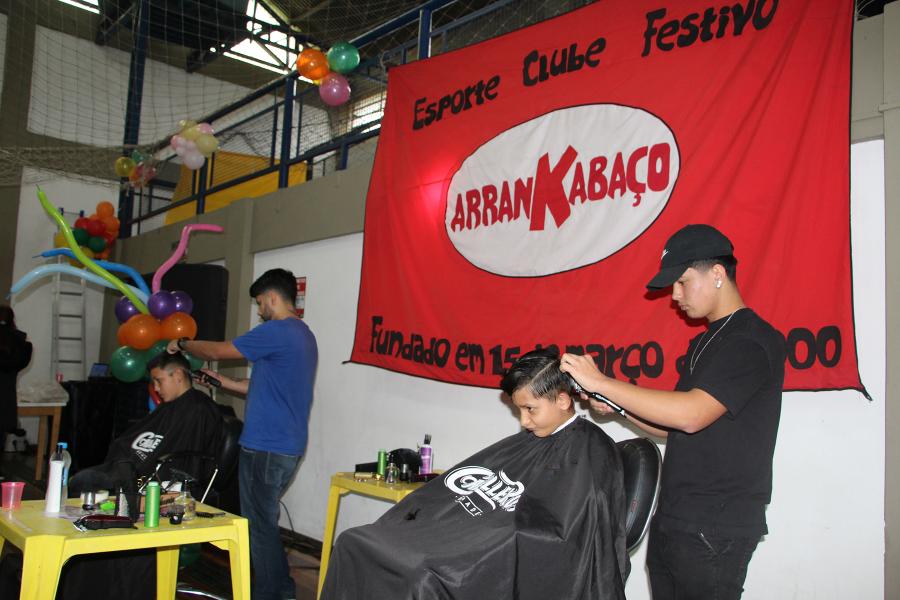 Voluntários realizaram cortes de cabelo gratuitos durante a festa