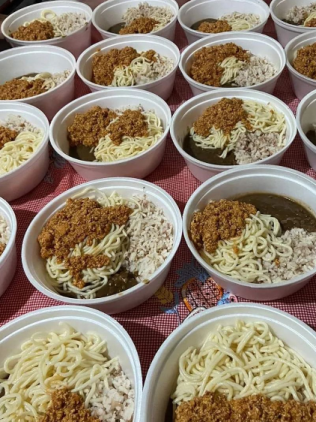 Voluntários também distribuem marmitas para famílias carentes