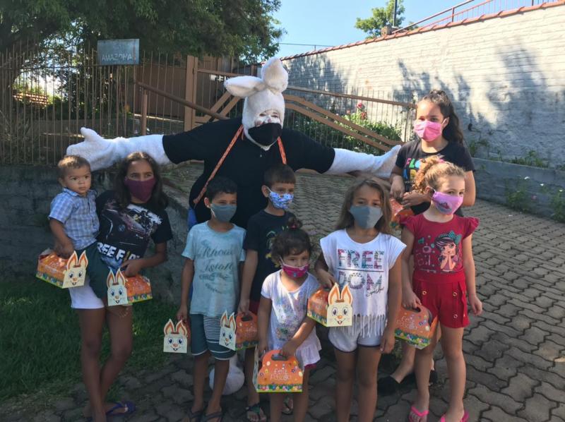 Coelho Zé Vicente ajudou na entrega dos doces