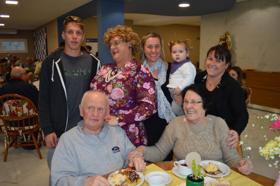 Weslyn, Tia Herta, Daiana, a pequena Mariana e Maria Inês com Pedrinho e Noêmia Lechner
